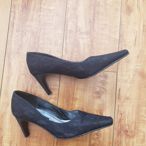 Women’s Jennifer Moore low heel Pump in black lace. - Picture 3 of 6